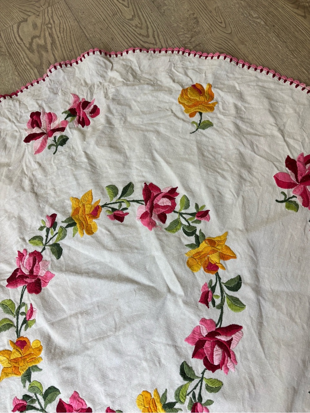 Vintage Floral Ivory Linen Tablecloth Hand Embroidered Pink Yellow Red 47”x42” - Picture 5 of 7
